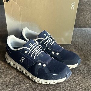 On Cloud 6 size 10 Men’s Navy and White Athletic Shoes